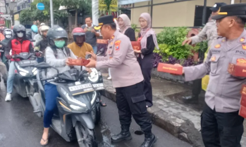 Polsek Gedangan Bersama DNY Skincare dan Komunitas Disabilitas Bagikan 150 Takjil Ramadan