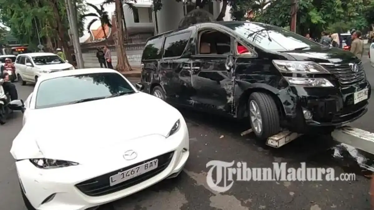 Kecelakaan Beruntun di Surabaya: Mobil Sport dan Vellfire Terlibat, Sopir Luka Ringan