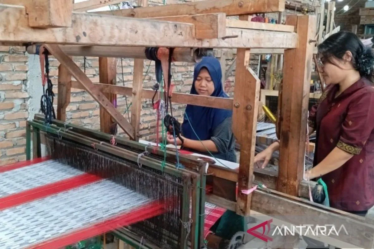 Lasmaria Kembangkan Tenun Ulos Melalui Digitalisasi dan Media Sosial