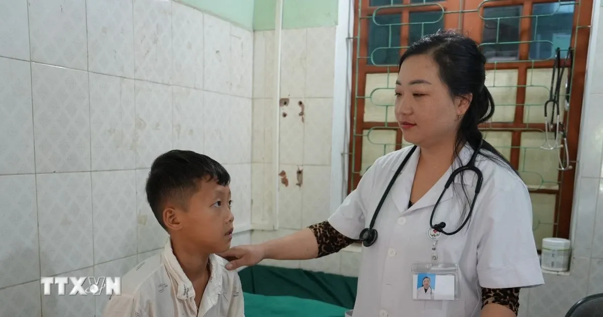 Pasangan Dokter Hmong Hadapi Tantangan untuk Lindungi Kesehatan Masyarakat di Perbatasan