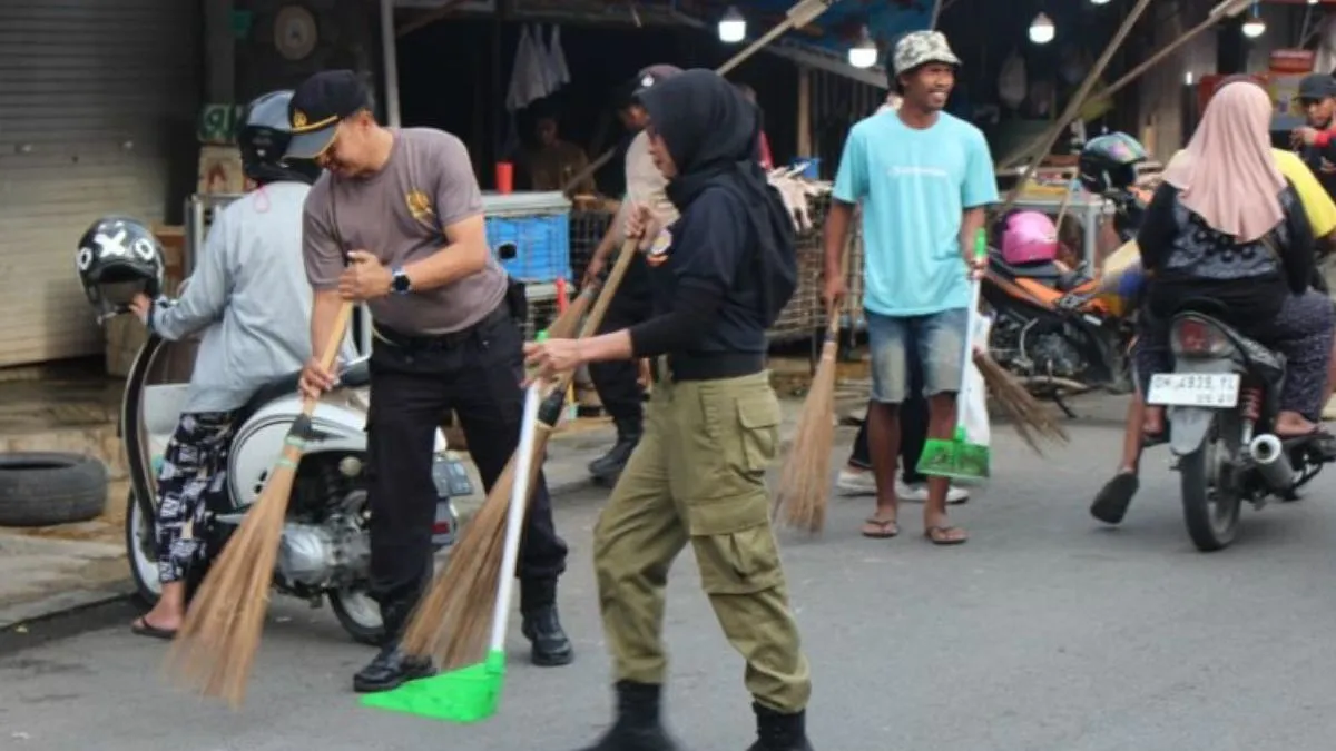 Ratusan TNI-Polri Bersihkan Pesisir dan Pasar Tradisional di Palu