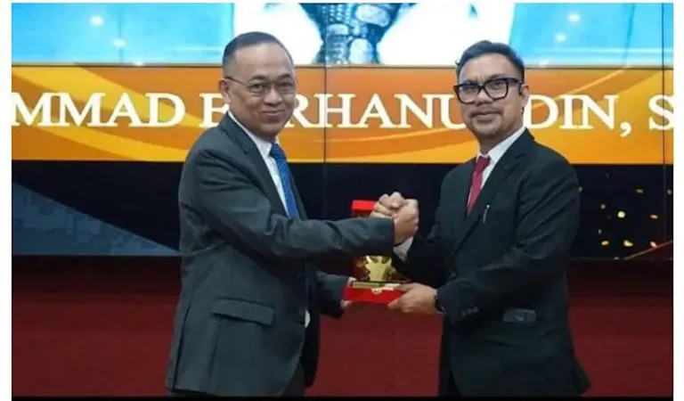 Muhammad Burhanuddin Dapatkan Penghargaan Tokoh Advokasi Sosial 2025
