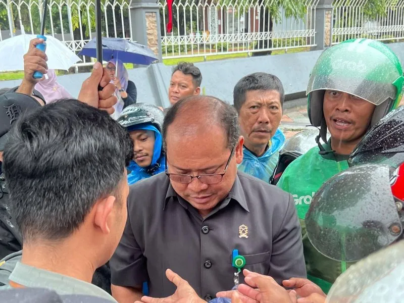 PN Makassar Kampanyekan Integritas Melalui Pembagian Takjil di Tengah Hujan