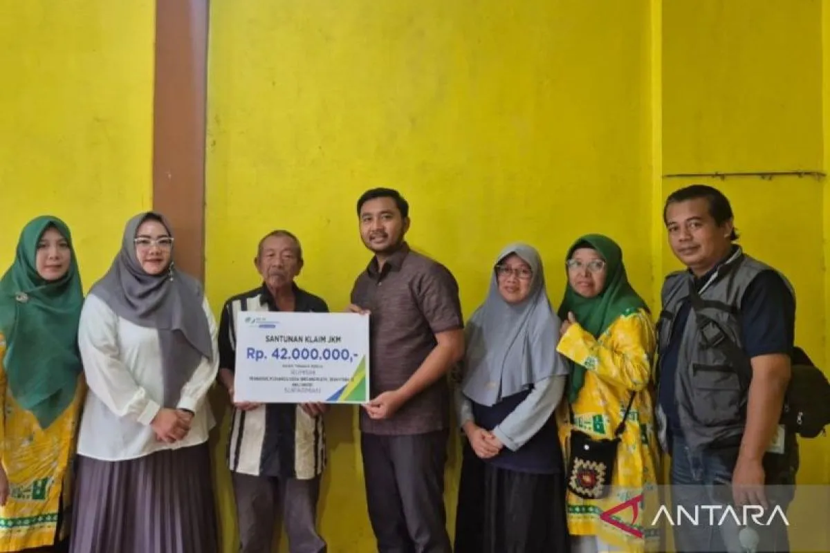 BPJS Ketenagakerjaan Serahkan Santunan JKM untuk Ahli Waris Kader Posyandu di Bekasi
