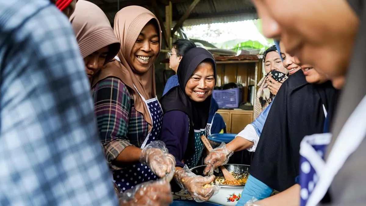 Sandiaga Uno Latih Ibu Rumah Tangga Kembangkan Usaha Kuliner Emping dan Brownies