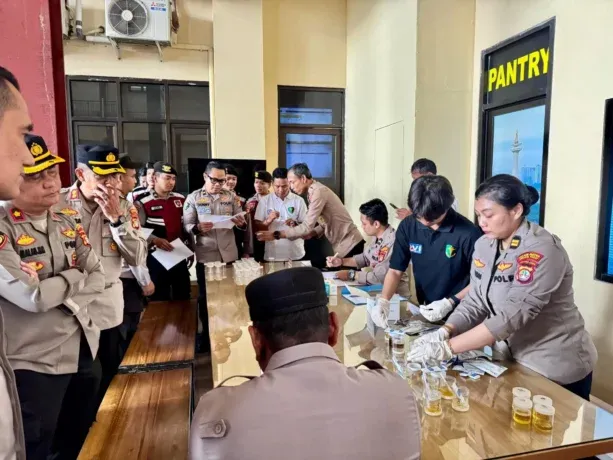 DPR Desak Polri Laksanakan Tes Urine Secara Serius untuk Bersihkan Internal