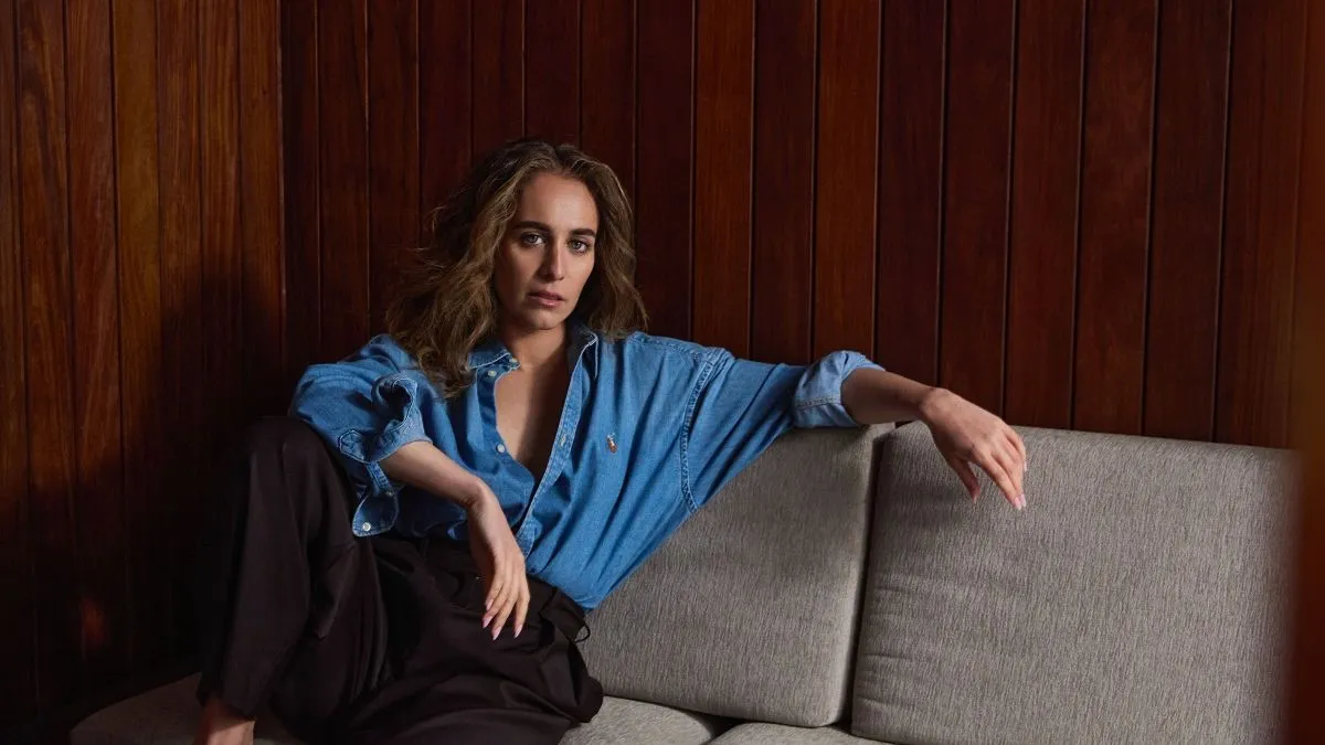 Chloe Stroll Rilis Single Emosional 'Love in the Dark' dari Album Debutnya