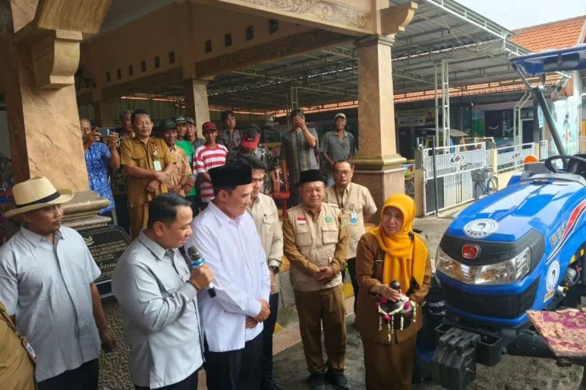 Bambang Haryo Salurkan Traktor untuk Tingkatkan Produktivitas Pertanian di Prambon