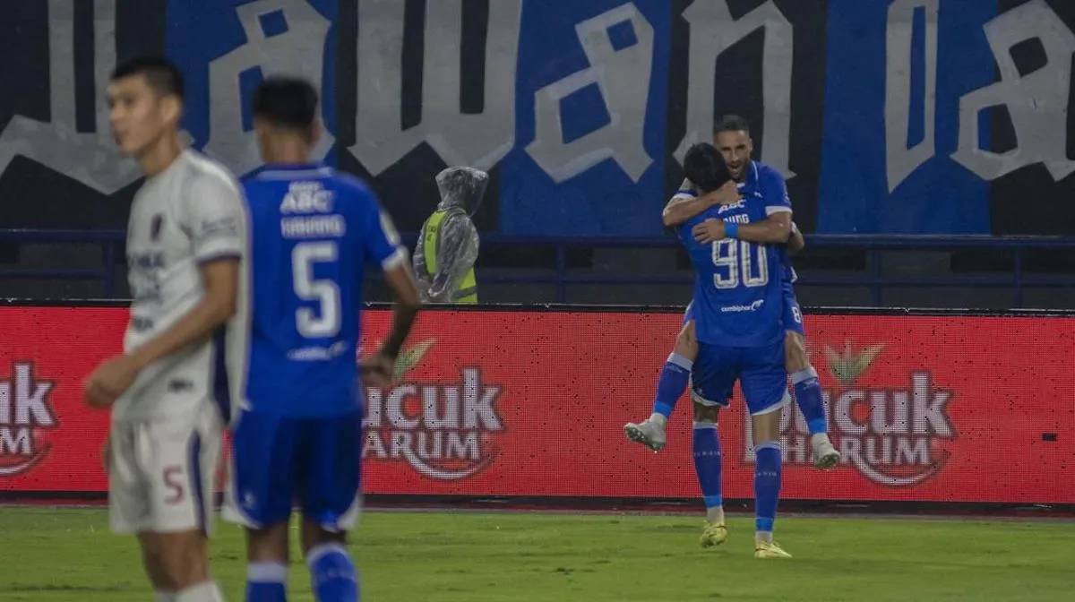 Persib Kembali Memimpin Klasemen Super League Setelah Kemenangan atas Persita