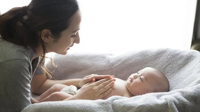Pijat Bayi: Meningkatkan Imunitas dan Berat Badan Si Kecil
