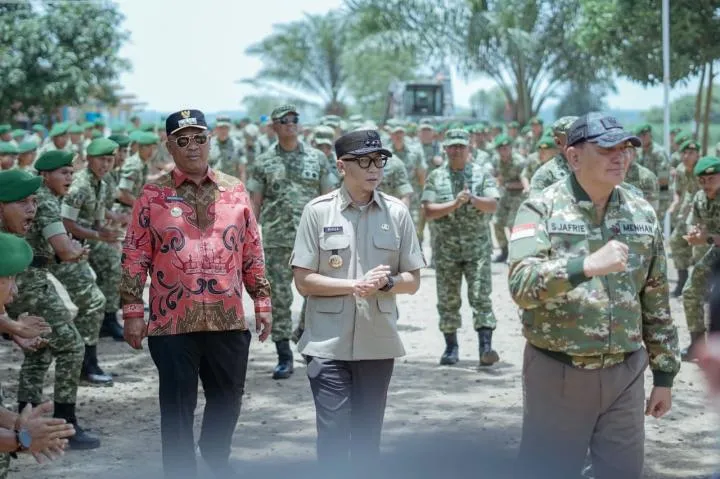 Gubernur Lampung Dampingi Menhan Tinjau Program Ketahanan Pangan di Markas Yonif TP 848