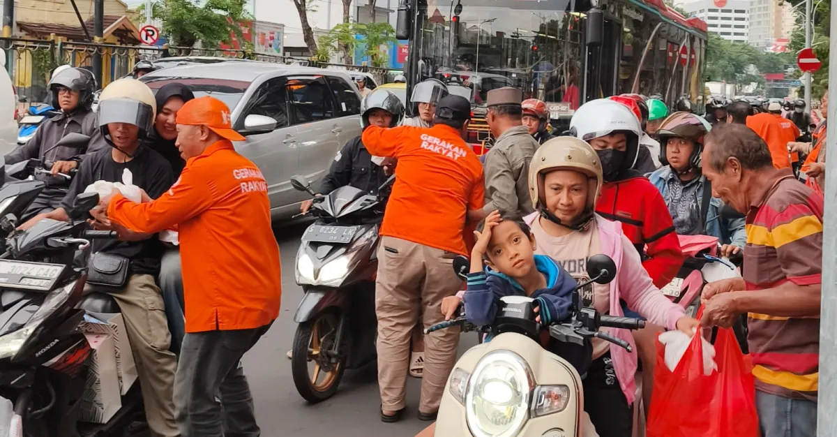 Gerakan Rakyat Surabaya Rayakan HUT ke-1 dengan Bagi-bagi Takjil Ramadan
