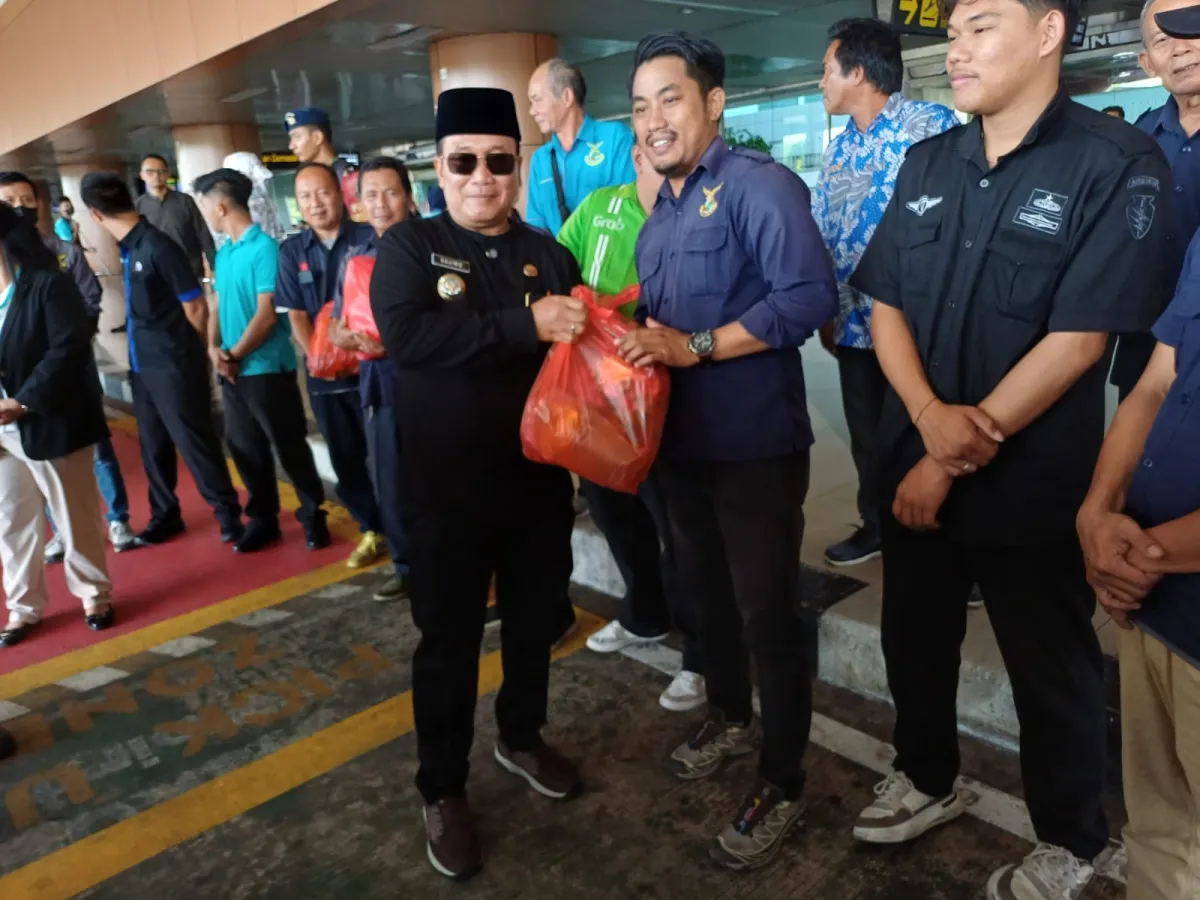 Bupati Kubu Raya Salurkan Sembako untuk Difabel dan Pengemudi Daring di Ramadan