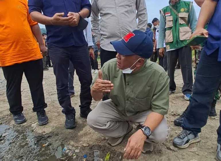 Pemkab Purwakarta Bersama Relawan Saka Atasi Bau TPA Cikolotok