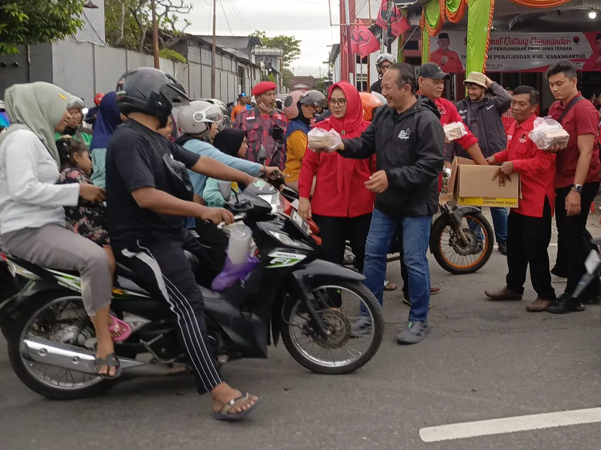 Rober Christanto dan Komunitas Bikers Bagikan 1.000 Takjil di Karanganyar