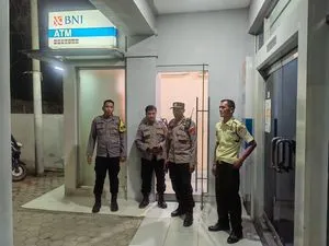 Patroli Malam Polsek Losari Amankan Bank BNI Selama Ramadhan