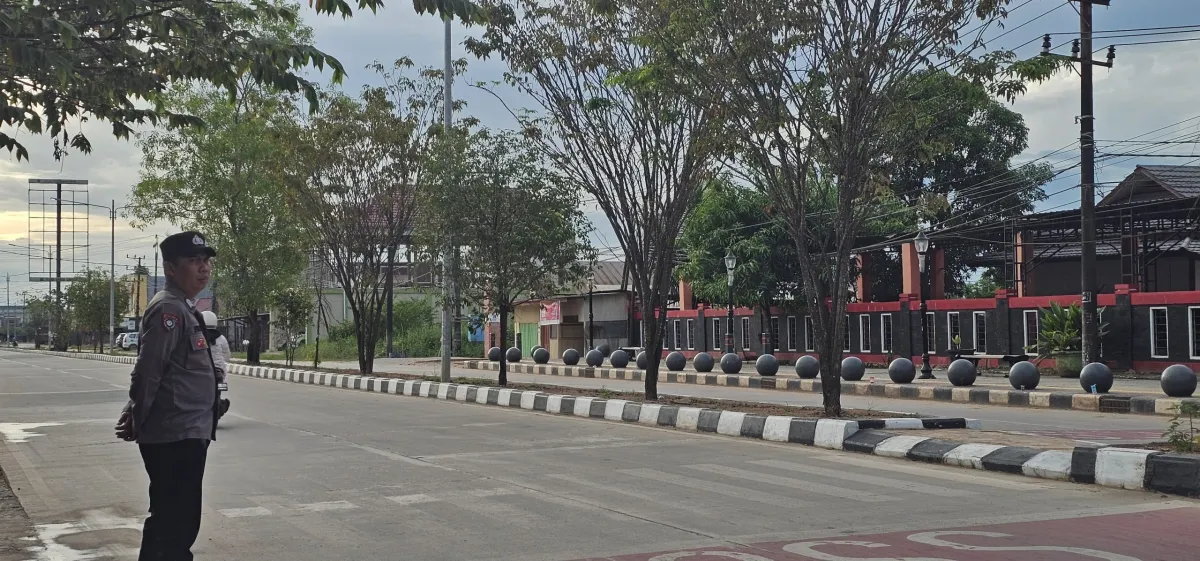 Pengaturan Lalu Lintas oleh Sat Binmas di Jl. APT Pranoto