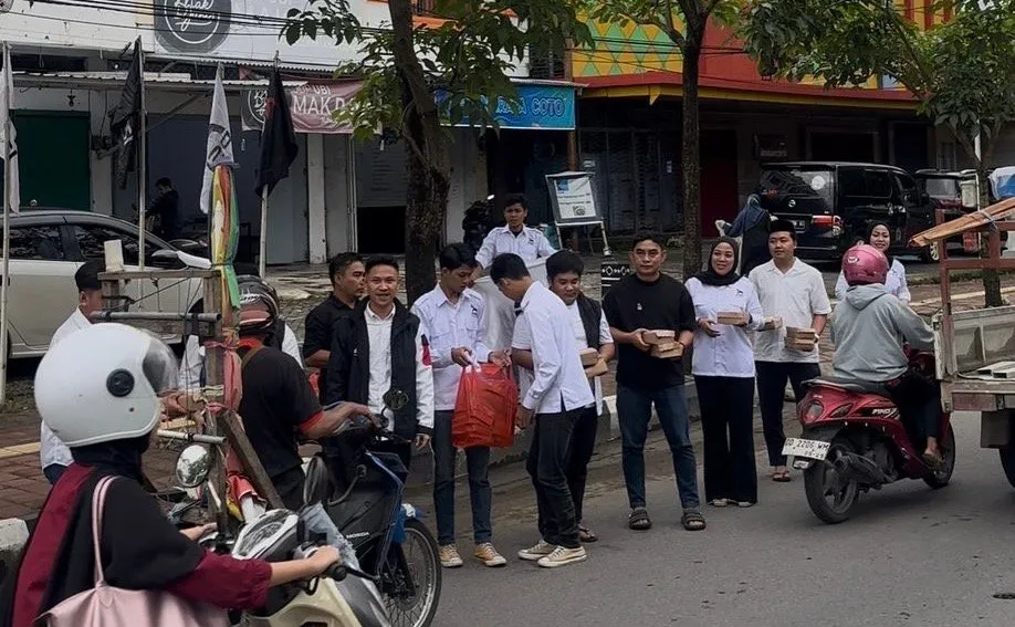 PSI Gowa Bagikan Takjil untuk Pengguna Jalan di Bulan Ramadan