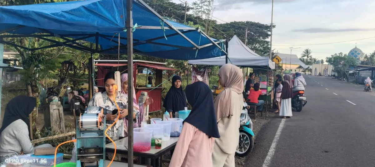Kemeriahan Stand Jajanan Berbuka Puasa di Poros Camming-Sinjai Selama Ramadan 1447 H
