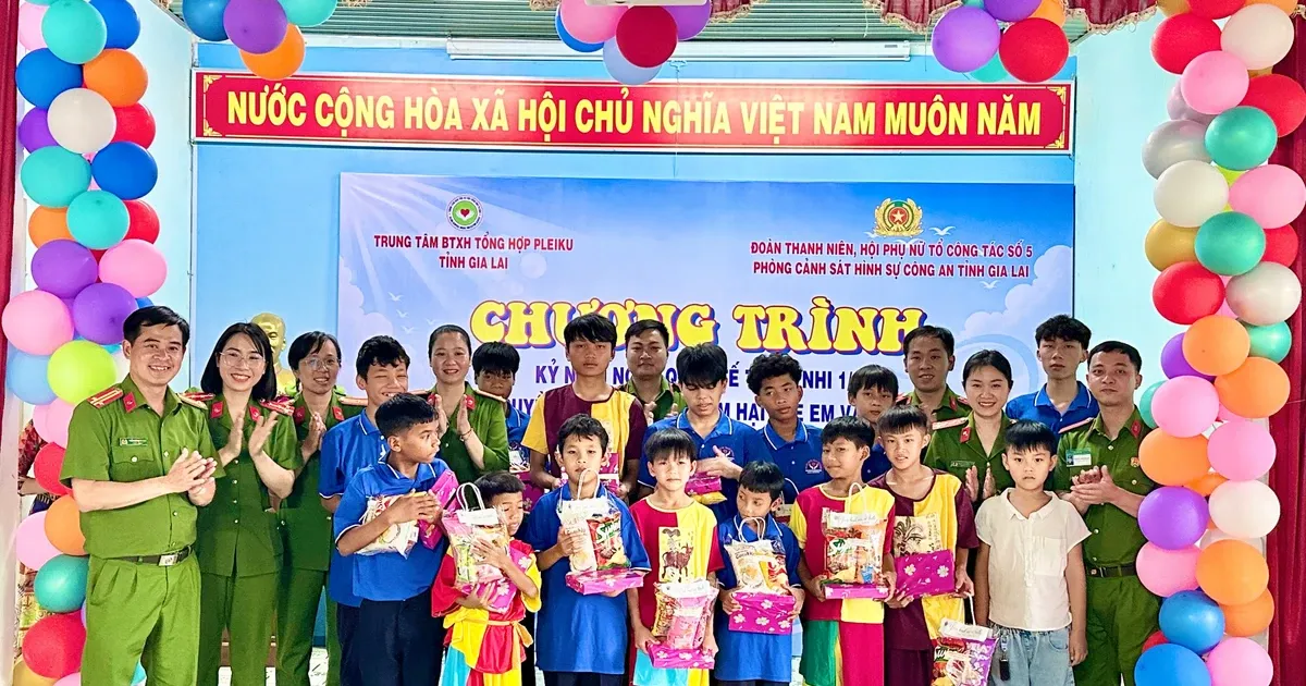 Polisi Berikan Bantuan dan Hadiah untuk Anak-Anak di Pleiku