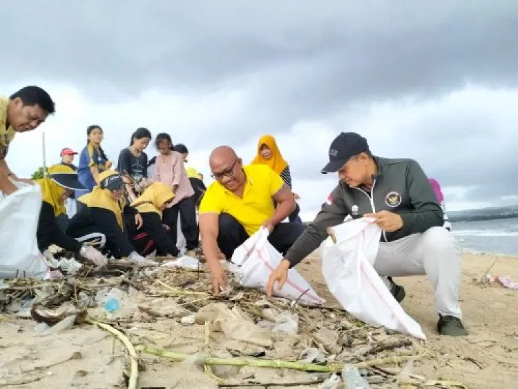 Aksi Bersih Pantai Kedonganan: Komitmen Bersama Menjaga Kebersihan Lingkungan