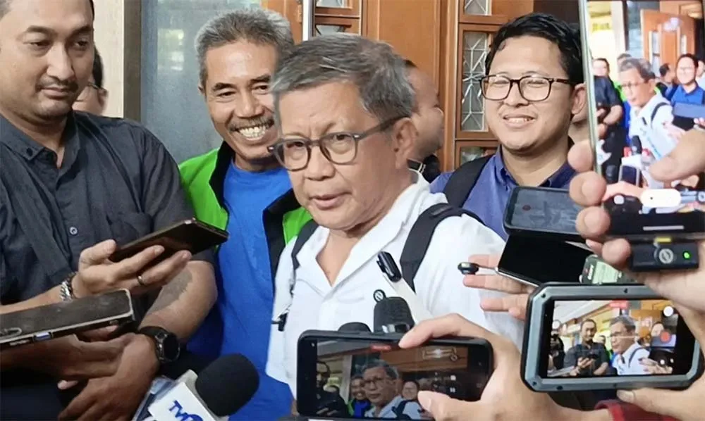 Rocky Gerung Hadiri Sidang Nadiem: Fokus pada Nalar Hukum
