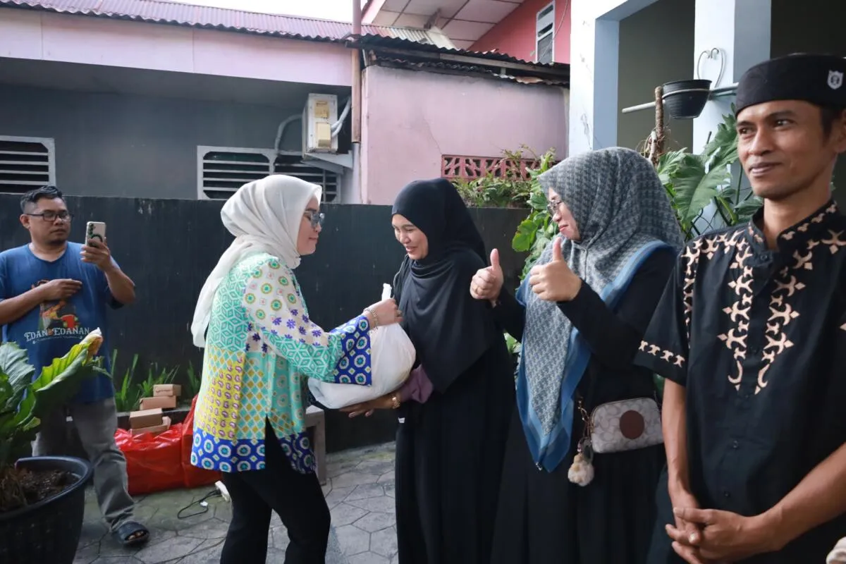 Andi Azizah Irma Salurkan Sembako untuk Relawan di Paleteang