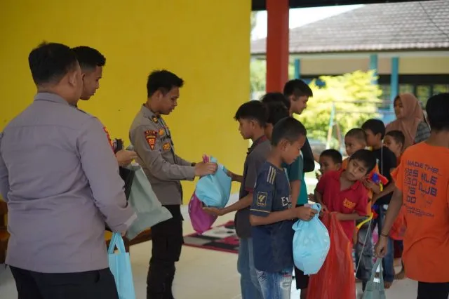 Mahasiswa STIK Berikan Bantuan untuk Anak Yatim Piatu di Meulaboh