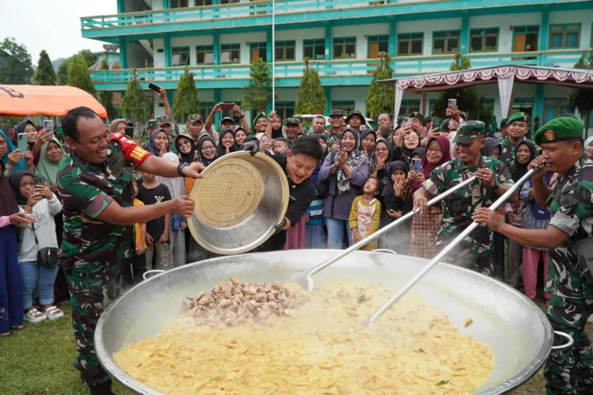 1.000 Warga Kebumen Rayakan Buka Puasa Bersama TNI dengan Opor Raksasa