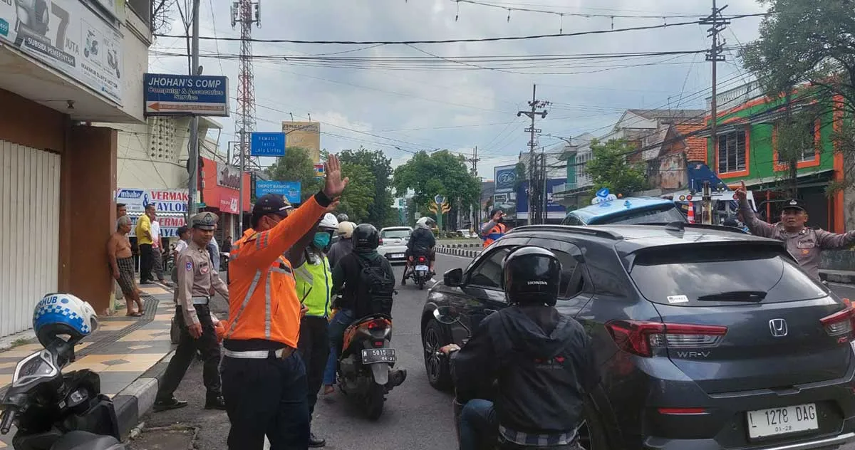 Kecelakaan Taksi Terguling di Sidoarjo