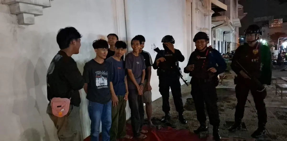 Brimob Jabar Gelar Patroli Malam untuk Jaga Keamanan Cirebon