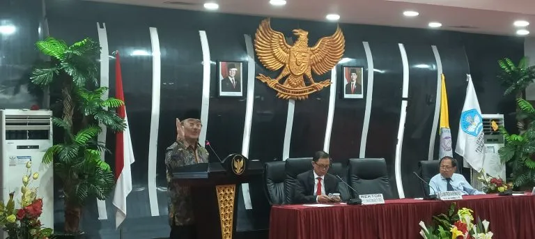 Jimly Asshiddiqie Bahas Etika dan Hukum dalam Kuliah Umum di Unsrat