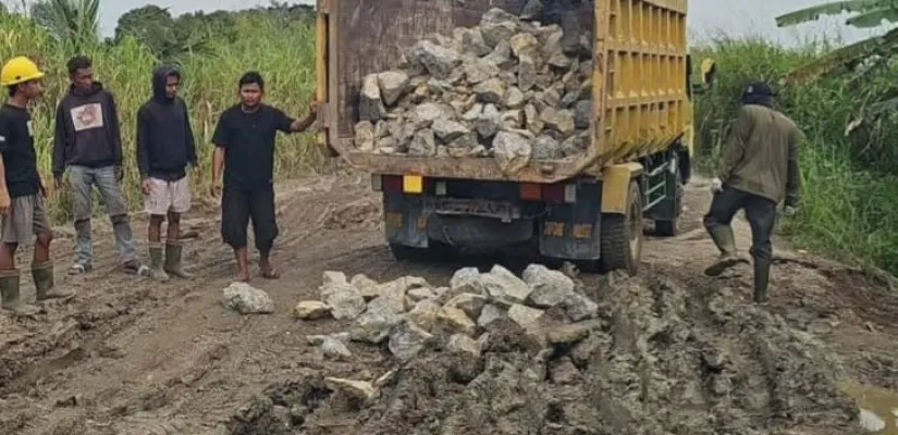 Aksi Gotong Royong Perbaiki Jalan Poros Kota Bangun–Kenohan