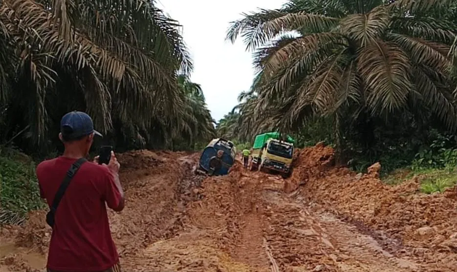 Kerusakan Jalan Hambat Proyek Listrik Desa Tumbang Koling
