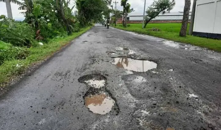 Pengendara Diimbau Waspada Terhadap Jalan Rusak di Bandar Lampung