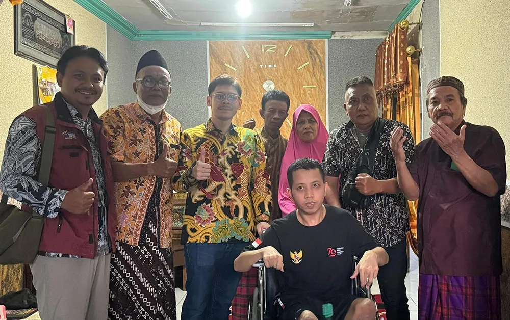 Adiel Kanantha Salurkan Kursi Roda untuk Warga Disabilitas di Sidoarjo