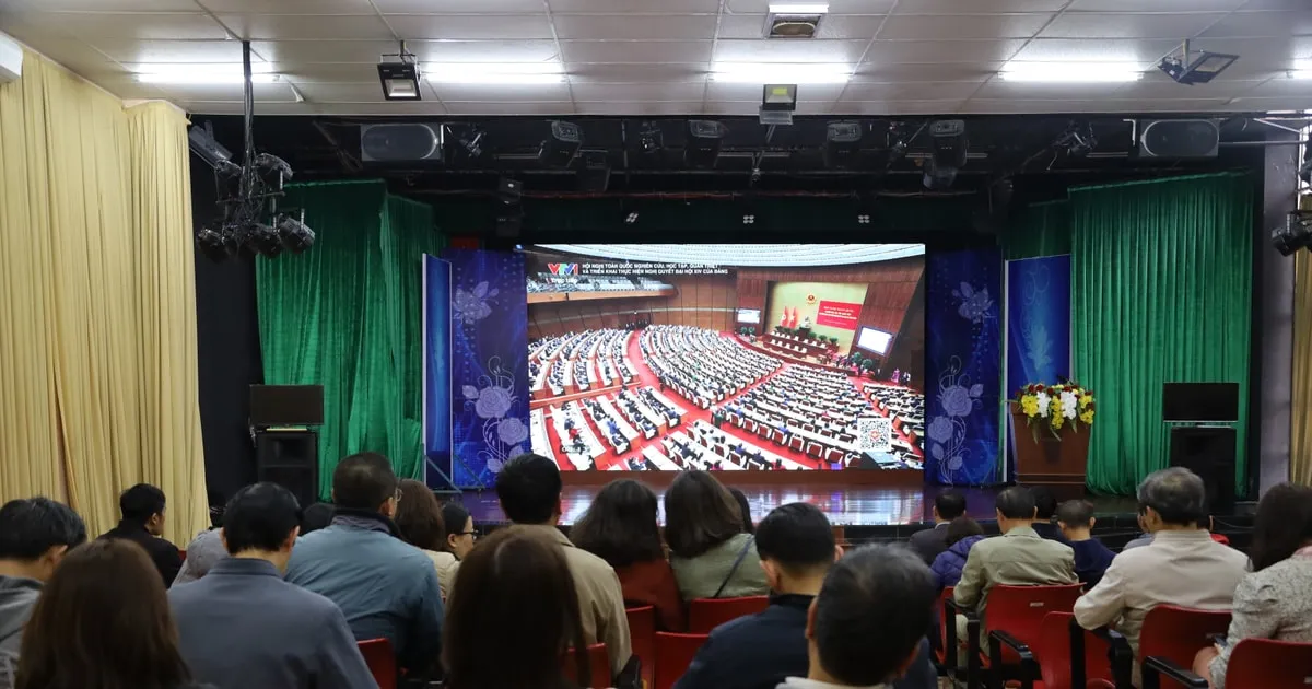400 Pejabat Media Lam Dong Pelajari Resolusi Kongres Partai ke-14