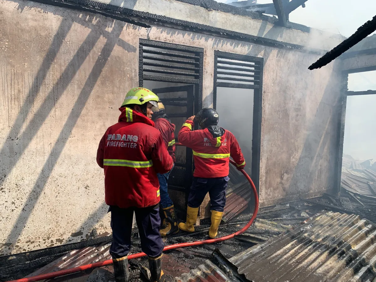 Kebakaran Rumah PNS di Kalumbuk Sebabkan Kerugian Rp500 Juta