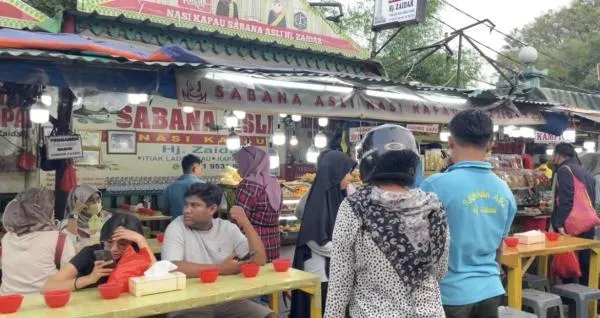 Menikmati Takjil Khas Minang di Kramat Senen Selama Ramadan