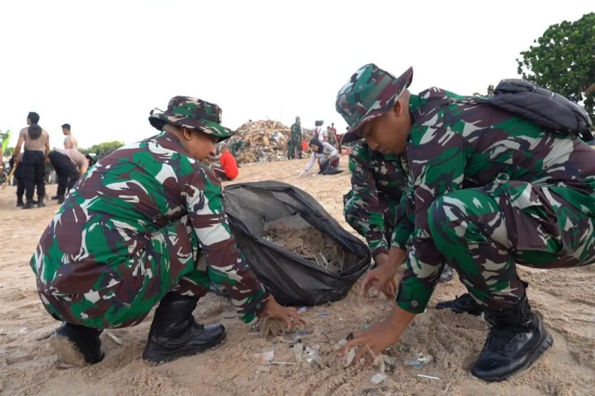 Gerakan Indonesia ASRI: TNI-Polri Bersihkan Sungai dan Pusat Wisata