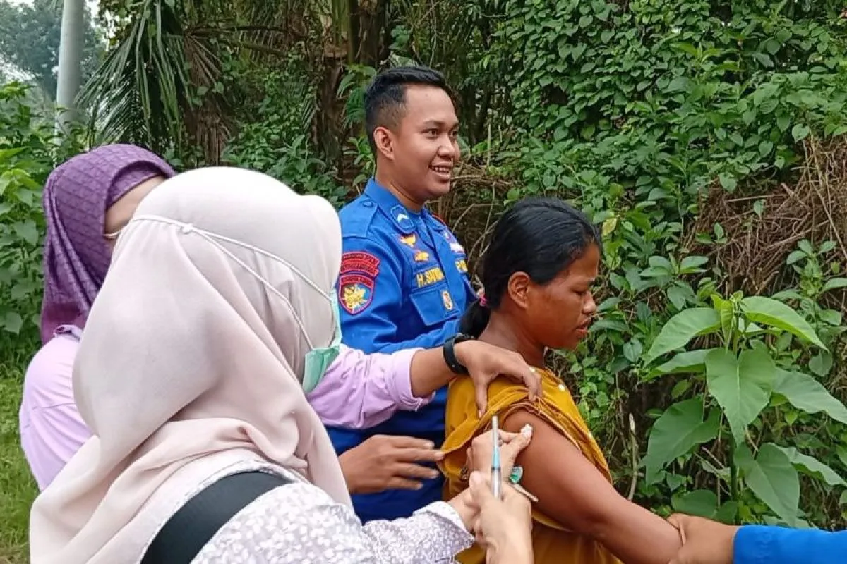 Polisi Evakuasi Warga ODGJ Terdampak Banjir di Karawang