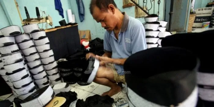 Perajin Peci di Kampung Langonsari Menghadapi Kesulitan di Tengah Pandemi