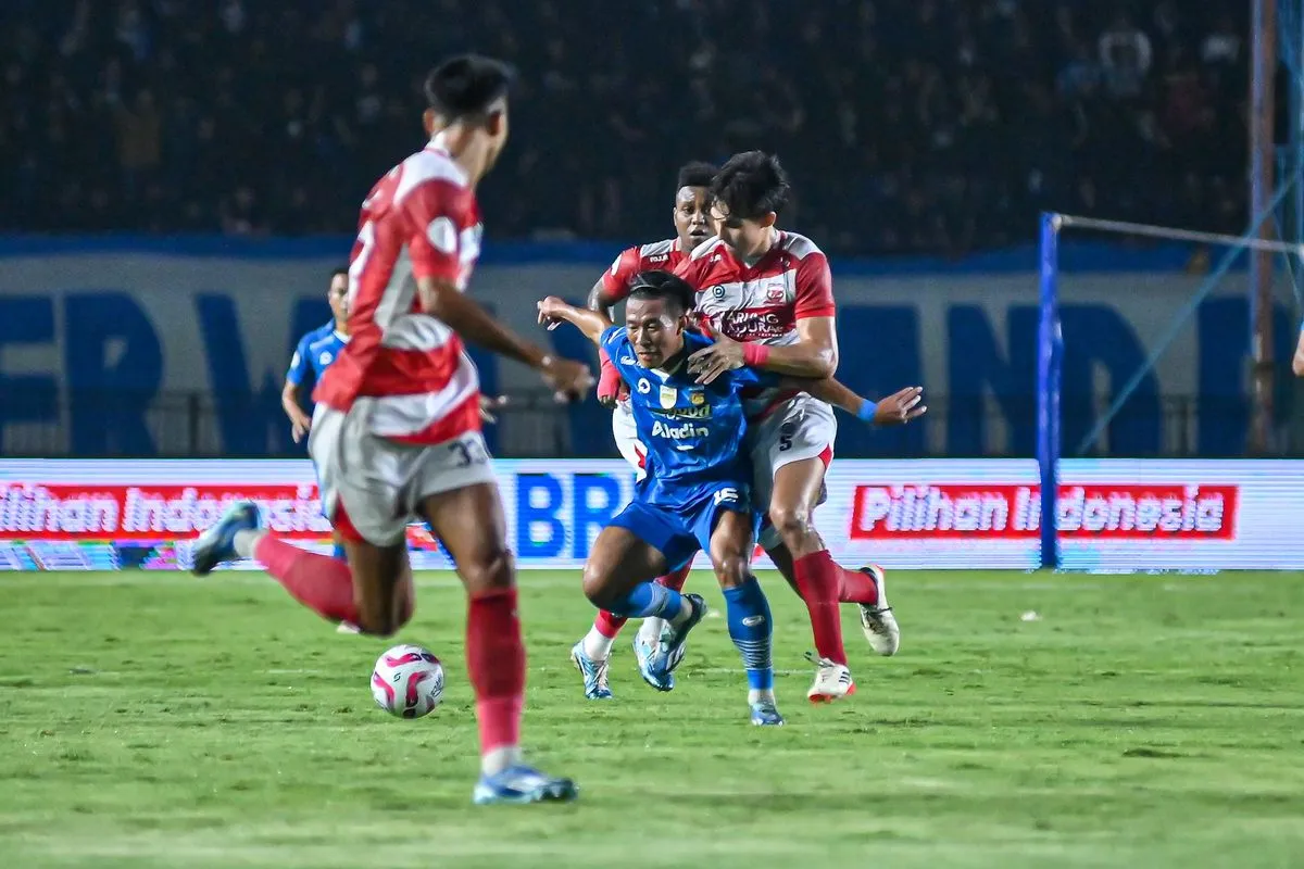 Persib Bandung Hadapi Madura United: Pertarungan Krusial di Liga 1