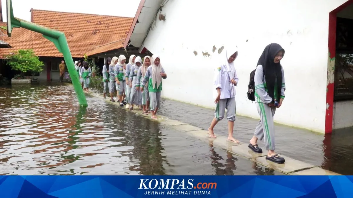 Banjir Rendam Tujuh Ruang Kelas, Hari Pertama Sekolah di SMPN 2 Tanggulangin Terganggu