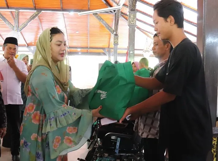 Pemkab Brebes Berikan Bantuan Sembako dan Alat Bantu untuk 72 Penyandang Disabilitas