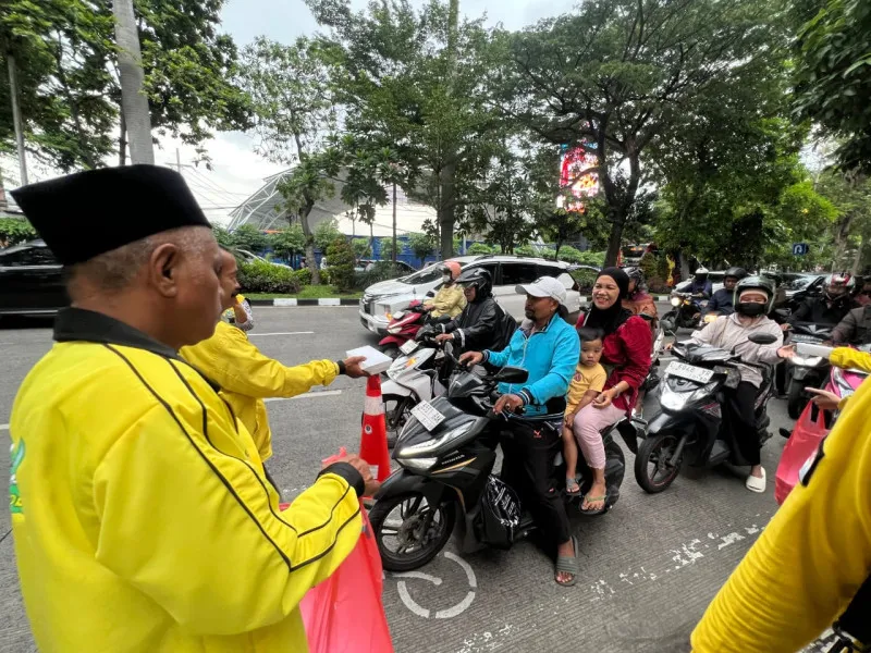 Golkar Surabaya Bagikan Takjil sebagai Bentuk Kepedulian Sosial di Ramadan
