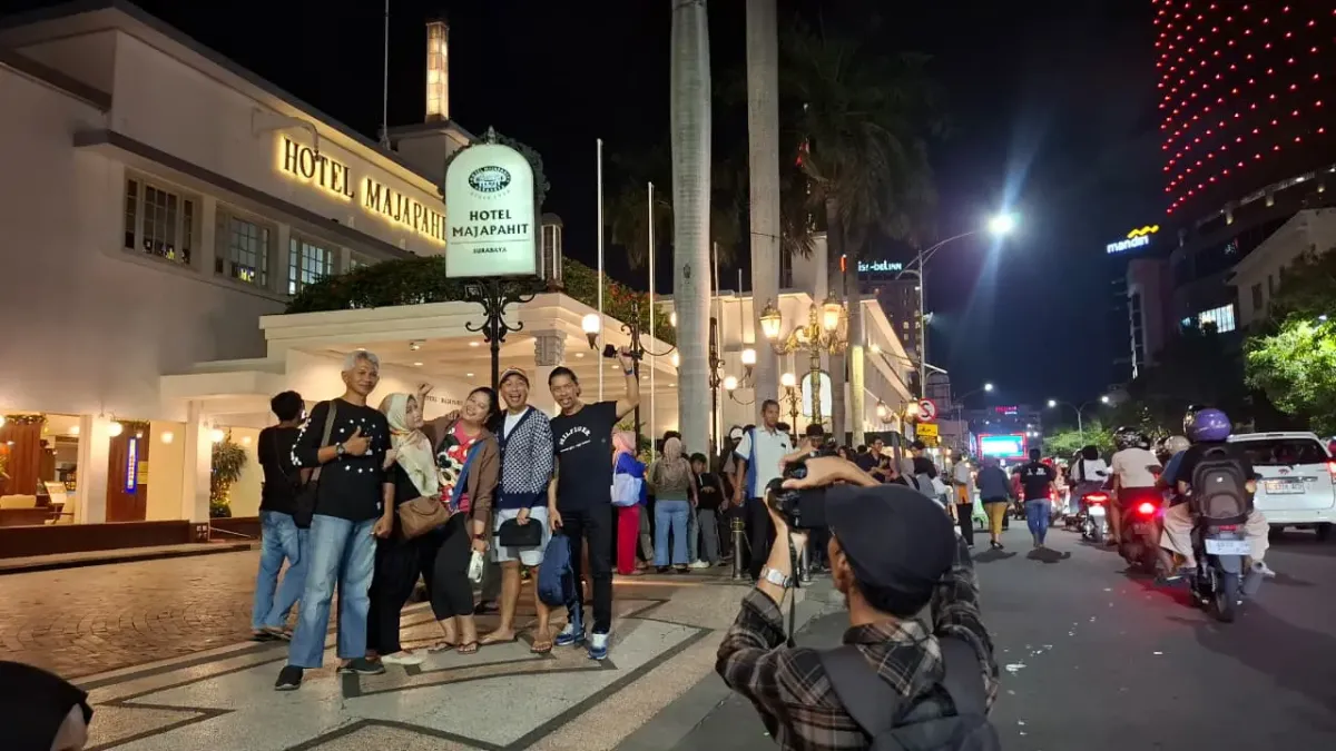 Antusiasme Warga Warnai Jalan Tunjungan Saat Tahun Baru Tanpa Kembang Api