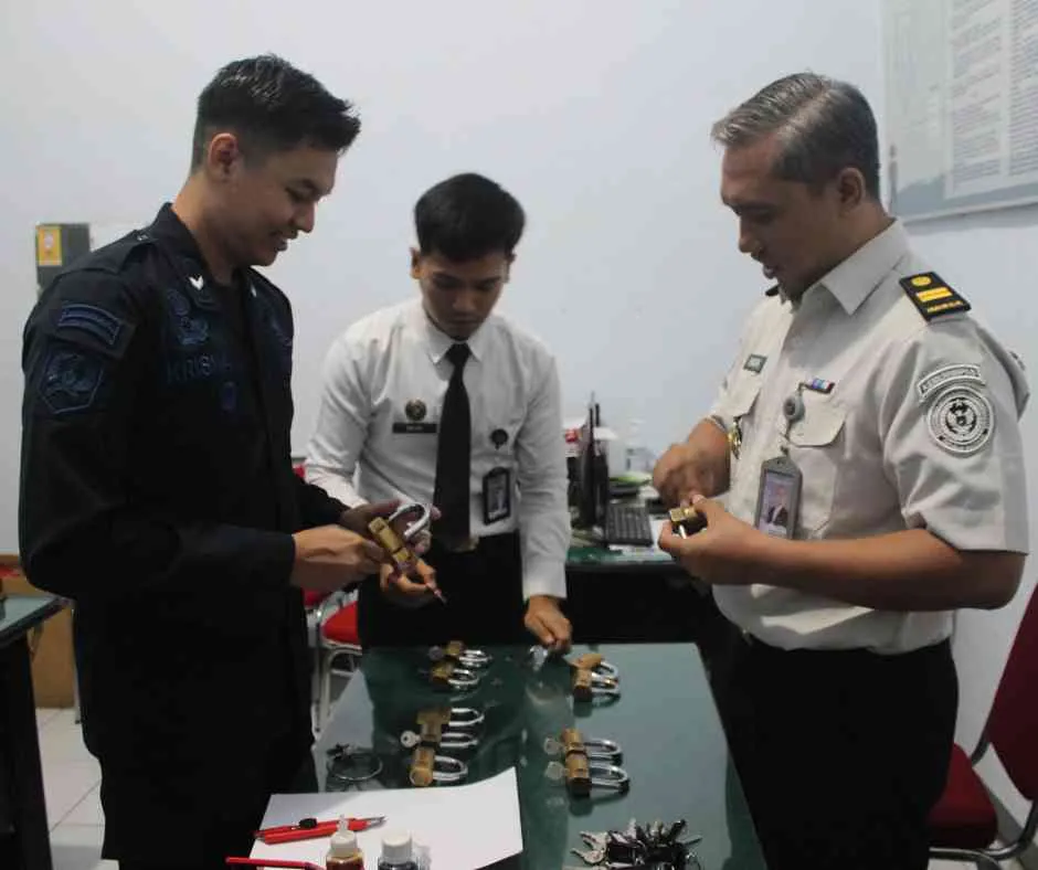 Lapas Bondowoso Tingkatkan Keamanan Melalui Perawatan Gembok Hunian