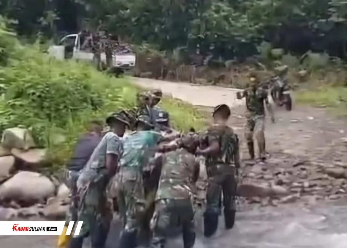 Satgas TMMD Bantu Pedagang Ikan Menyeberang Sungai di Jalur Ekstrem