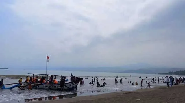 Pantai Cibangban di Sukabumi Menjadi Destinasi Favorit Wisatawan Saat Libur Lebaran